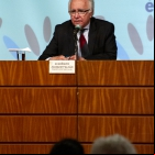 Acadêmico Joaquim Falcão na conferência: "Na moral, e um tanto pela ética, é que o Brasil vai"